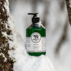 Il respiro della montagna sulla tua pelle. Anche tra le vette innevate d'Abruzzo, la Pietra Gentile del nostro scrub PARCO 1923 si prende cura delle tue mani, rigenerandole con la delicatezza della natura. Un rituale di bellezza pura, direttamente dalle foreste incontaminate. Acquista in boutique a Teramo o online.