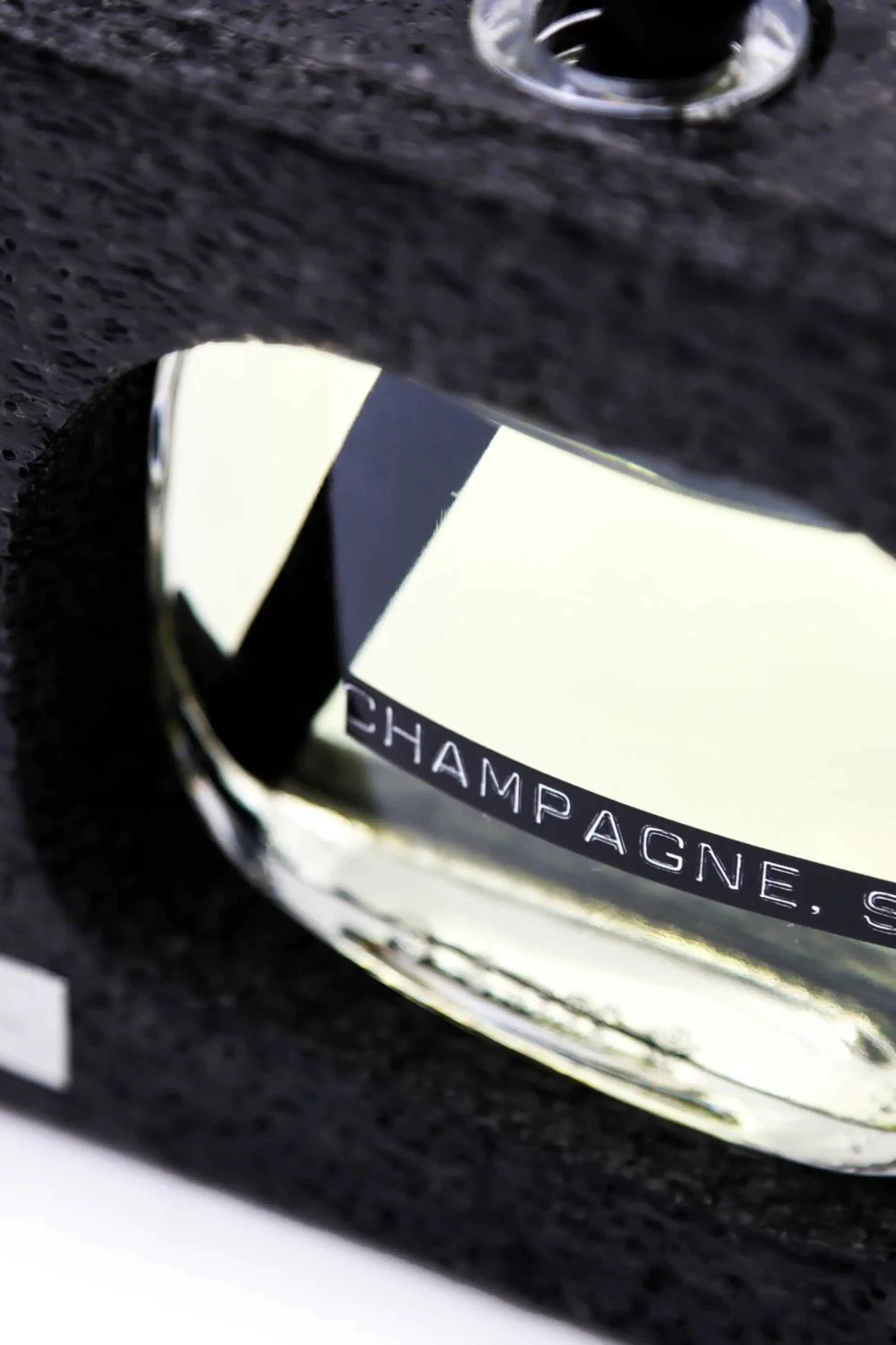 Dettaglio ravvicinato del diffusore Champagne SVP, note effervescenti e luminose | L'Atelier dei Profumi