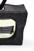 Dettaglio del diffusore Filippo Sorcinelli con note di muschio e terra bagnata | L'Atelier dei Profumi