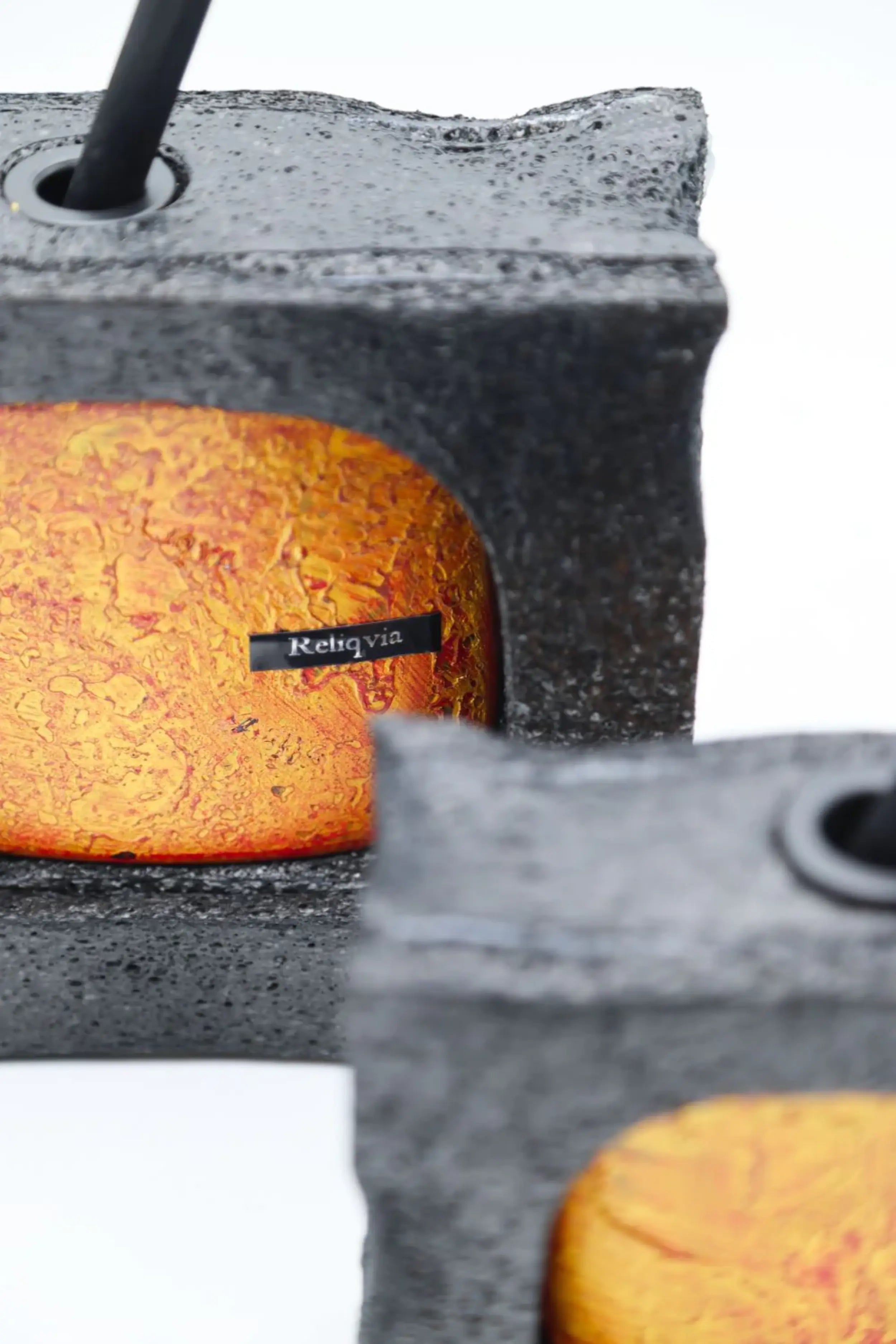 Dettaglio del diffusore Reliqvia, note di incenso e legni dorati per un'atmosfera mistica | L'Atelier dei Profumi