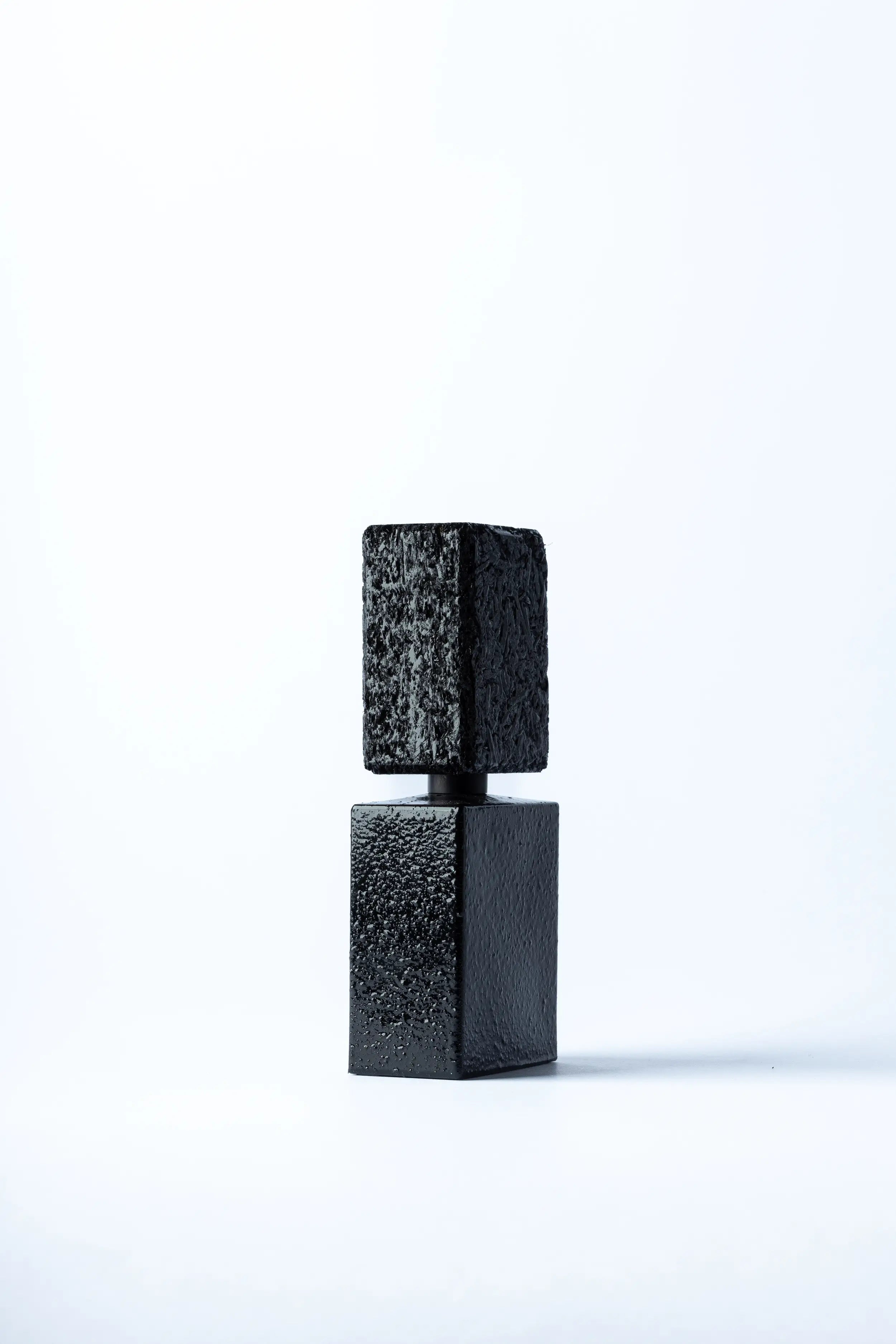 Scatto ambientato di Ennui Noir Filippo Sorcinelli nell'oscurità vellutata. Una visione liquida che ammalia il silenzio e offre stabilità, acquistabile su L'Atelier dei Profumi Teramo con spedizione veloce e campioncini.