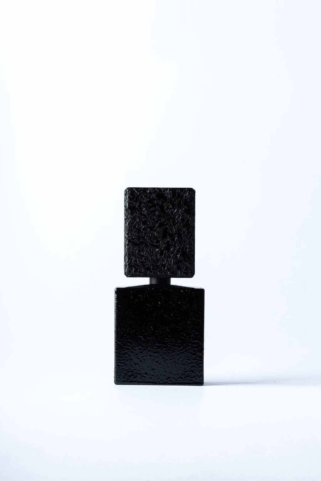 Vista frontale di Ennui Noir Filippo Sorcinelli, l'estratto di profumo che ammalia il silenzio. L'Atelier dei Profumi Teramo Rivenditore Autorizzato.