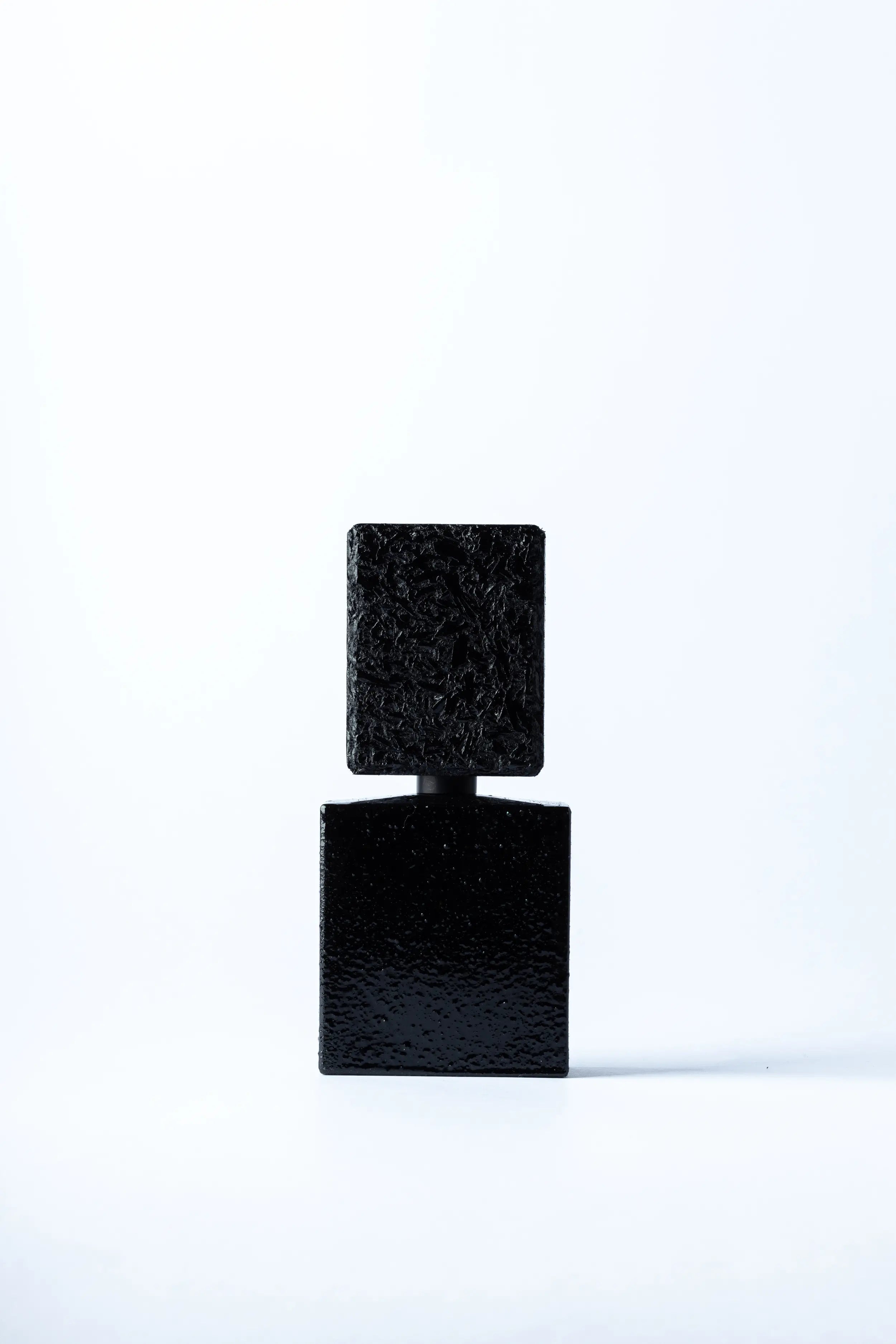 Vista frontale di Ennui Noir Filippo Sorcinelli, l'estratto di profumo che ammalia il silenzio. L'Atelier dei Profumi Teramo Rivenditore Autorizzato.