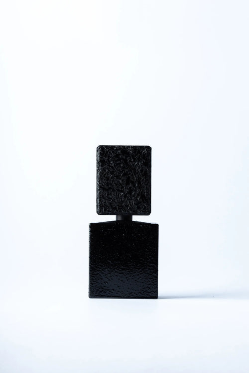 Vista frontale di Ennui Noir Filippo Sorcinelli, l'estratto di profumo che ammalia il silenzio. L'Atelier dei Profumi Teramo Rivenditore Autorizzato.