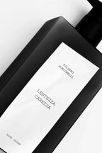 Inquadratura ravvicinata della texture setosa e luminosa della crema corpo Lentezza Carezza | L'Atelier dei Profumi