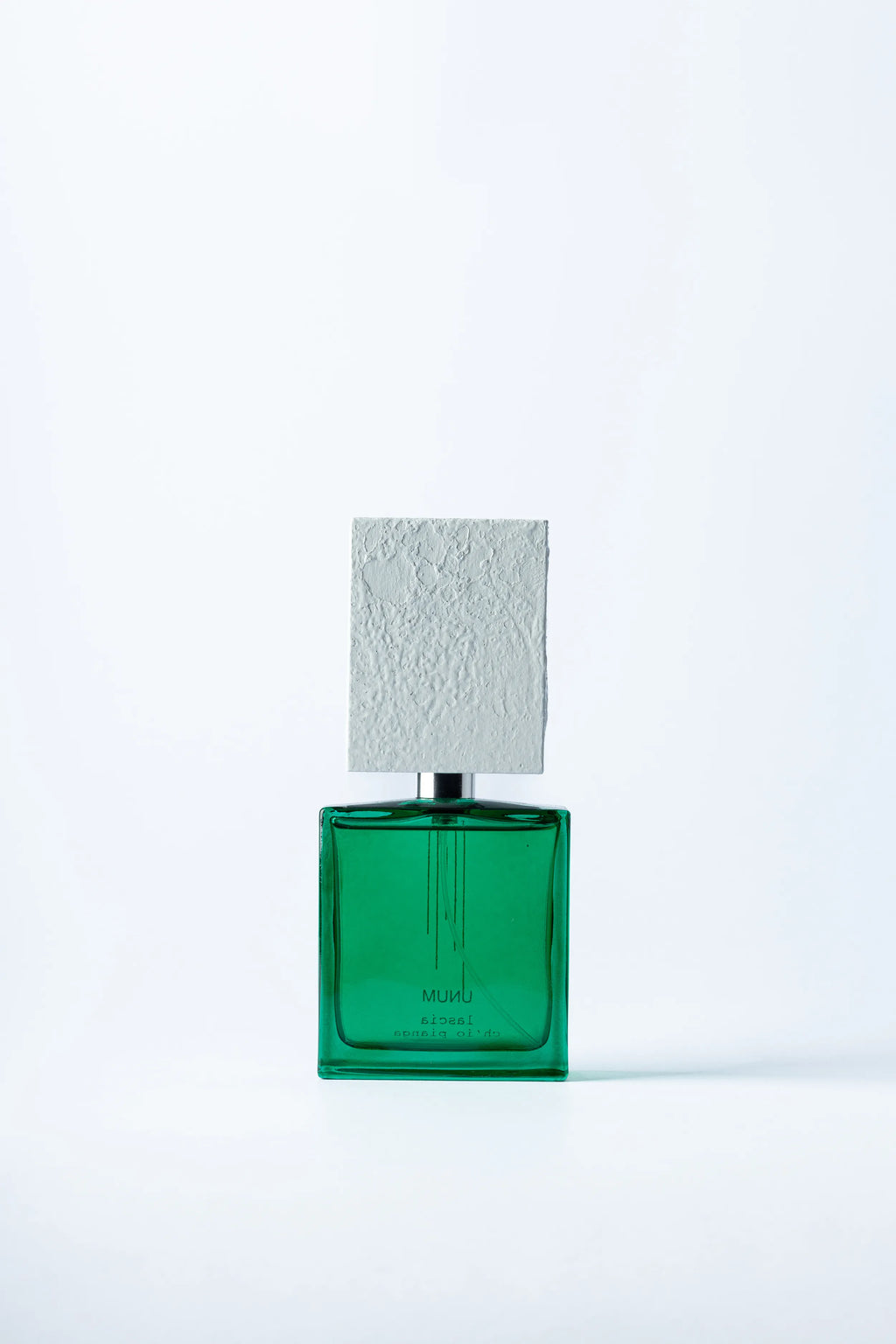 Dettaglio frontale del flacone Lascia ch'Io Pianga di Filippo Sorcinelli, estratto di profumo artistico disponibile presso L'Atelier dei Profumi a Teramo e online.