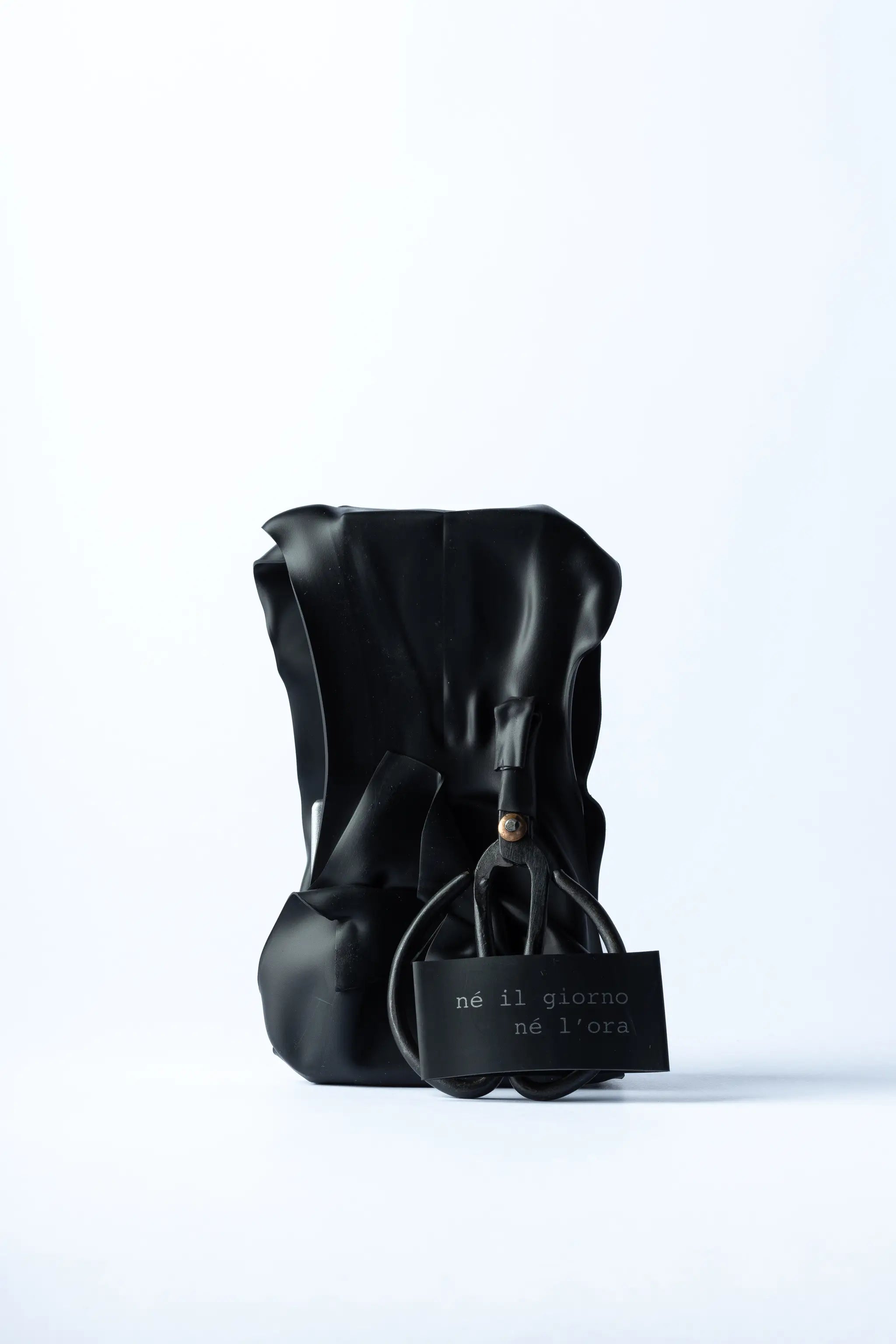 Vista frontale del flacone Nè il Giorno Nè l'Ora di Filippo Sorcinelli. L'estetica minimalista e potente della collezione UNUM risalta in questo scatto, rappresentando la sartoria olfattiva disponibile presso L'Atelier dei Profumi. Acquista in boutique a Teramo o online.