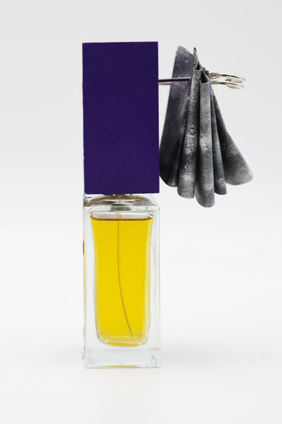Dettaglio artistico del flacone Oceano Viola. Un segno di stile che lascia il segno, ispirato a Twin Peaks. Acquista a Teramo In Abruzzo o online.