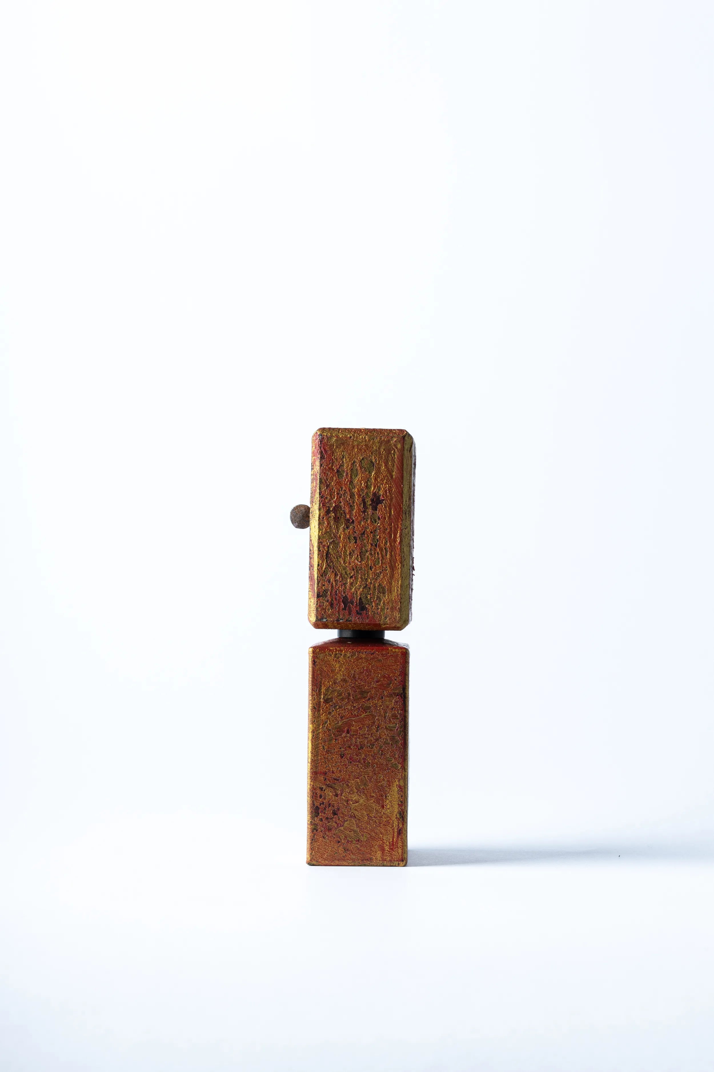 Dettaglio artistico del tappo di Reliqvia, ispirato ai legni dorati del barocco. Una visione liquida che sa di pulito e da scia, acquistabile con spedizione veloce.