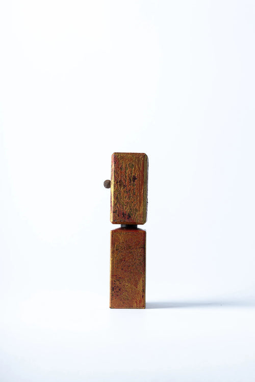 Dettaglio artistico del tappo di Reliqvia, ispirato ai legni dorati del barocco. Una visione liquida che sa di pulito e da scia, acquistabile con spedizione veloce.