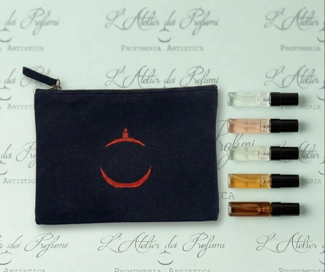Dettaglio artistico del Kit Personalizzato 5 profumi. Una visione liquida disponibile in boutique a Teramo o online. Autorizzato.