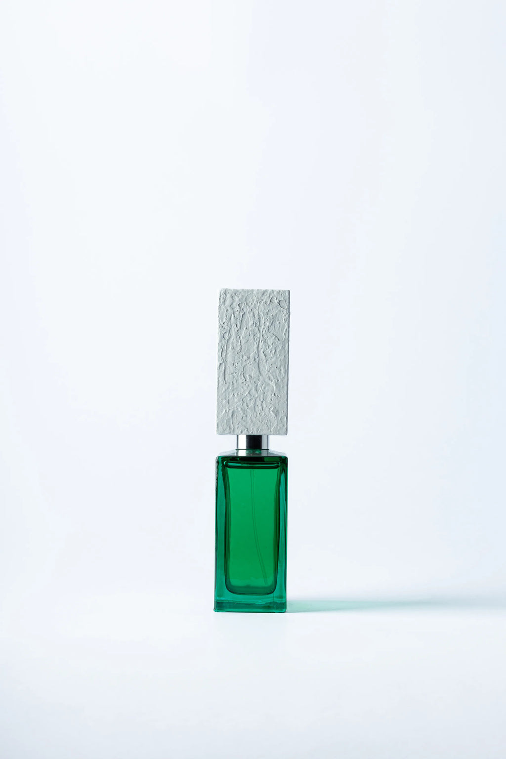 Particolare della decorazione del flacone Lascia ch'Io Pianga ispirata alla musica di Haendel. Un’esplosione di visioni liquide floreali da scia.