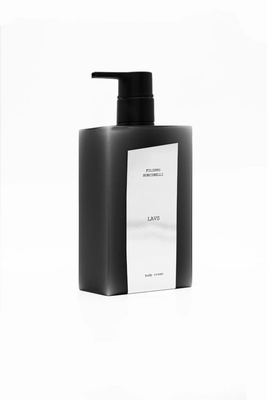 Dettaglio del packaging della crema corpo LAVS con burro di karité e olio di argan | L'Atelier dei Profumi