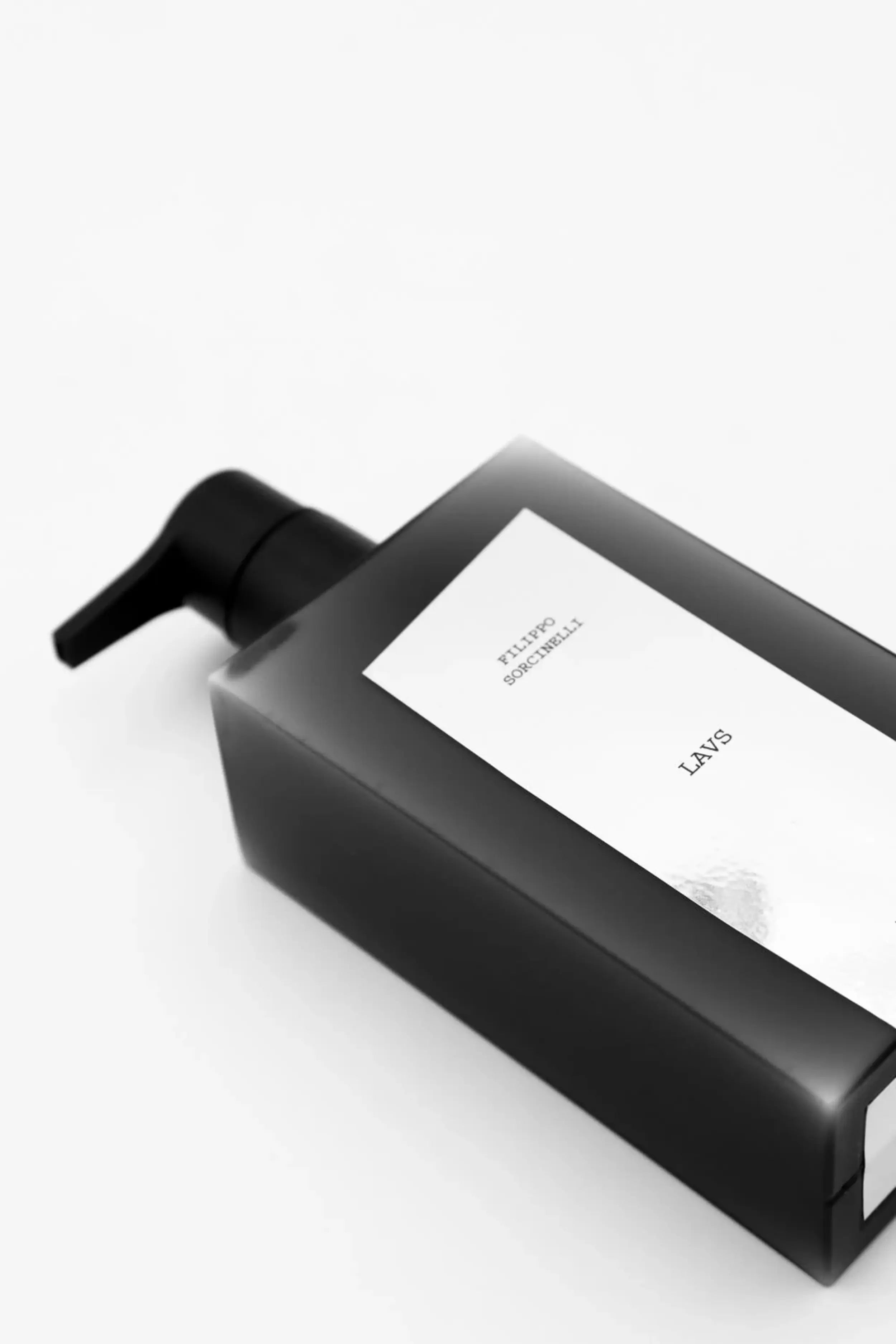 Inquadratura ravvicinata della texture ricca e vellutata della crema corpo LAVS | L'Atelier dei Profumi