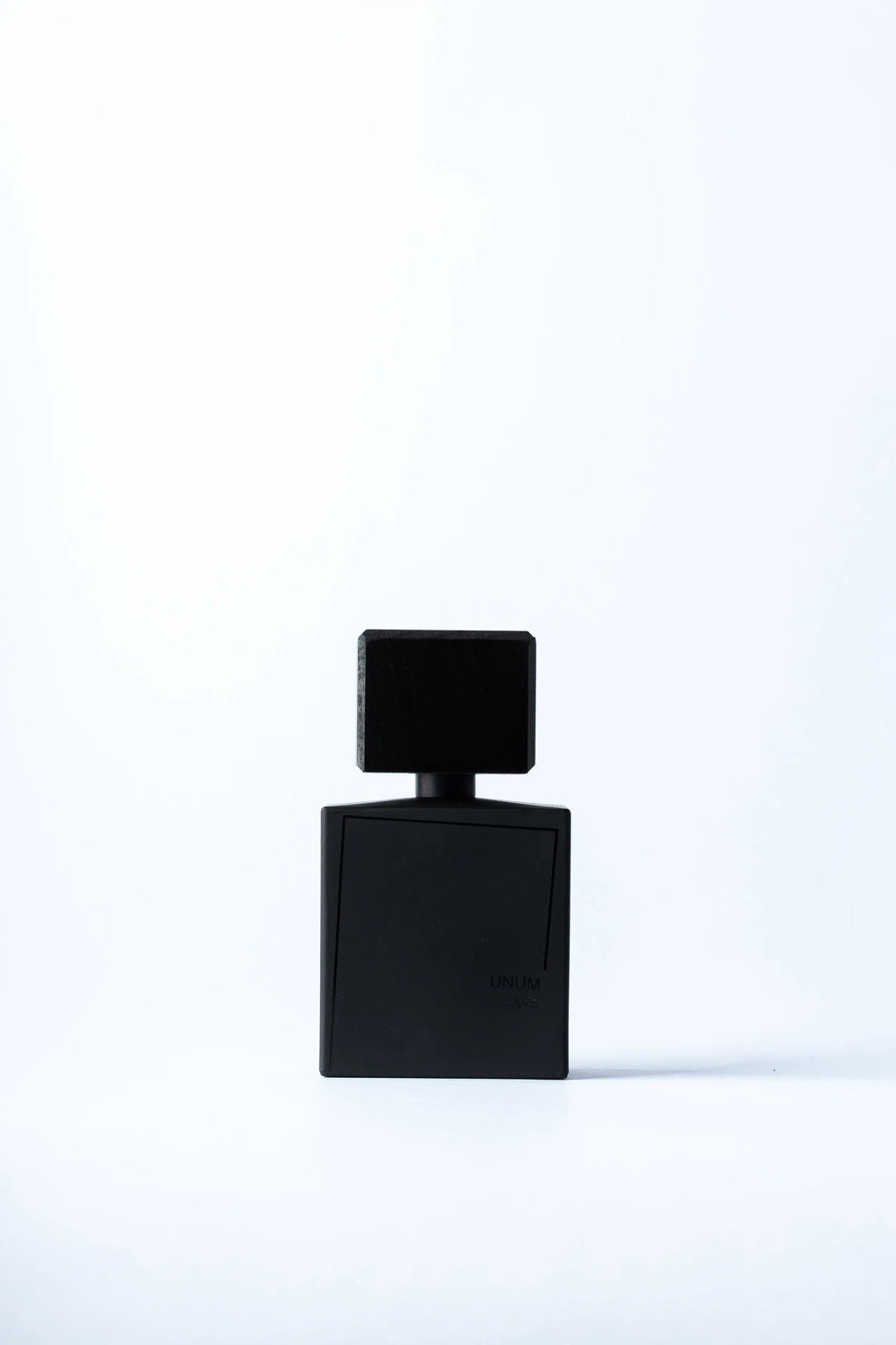 Vista frontale di LAVS Filippo Sorcinelli, l'estratto di profumo incenso liturgico che eleva lo spirito. L'Atelier dei Profumi Teramo Rivenditore Autorizzato.