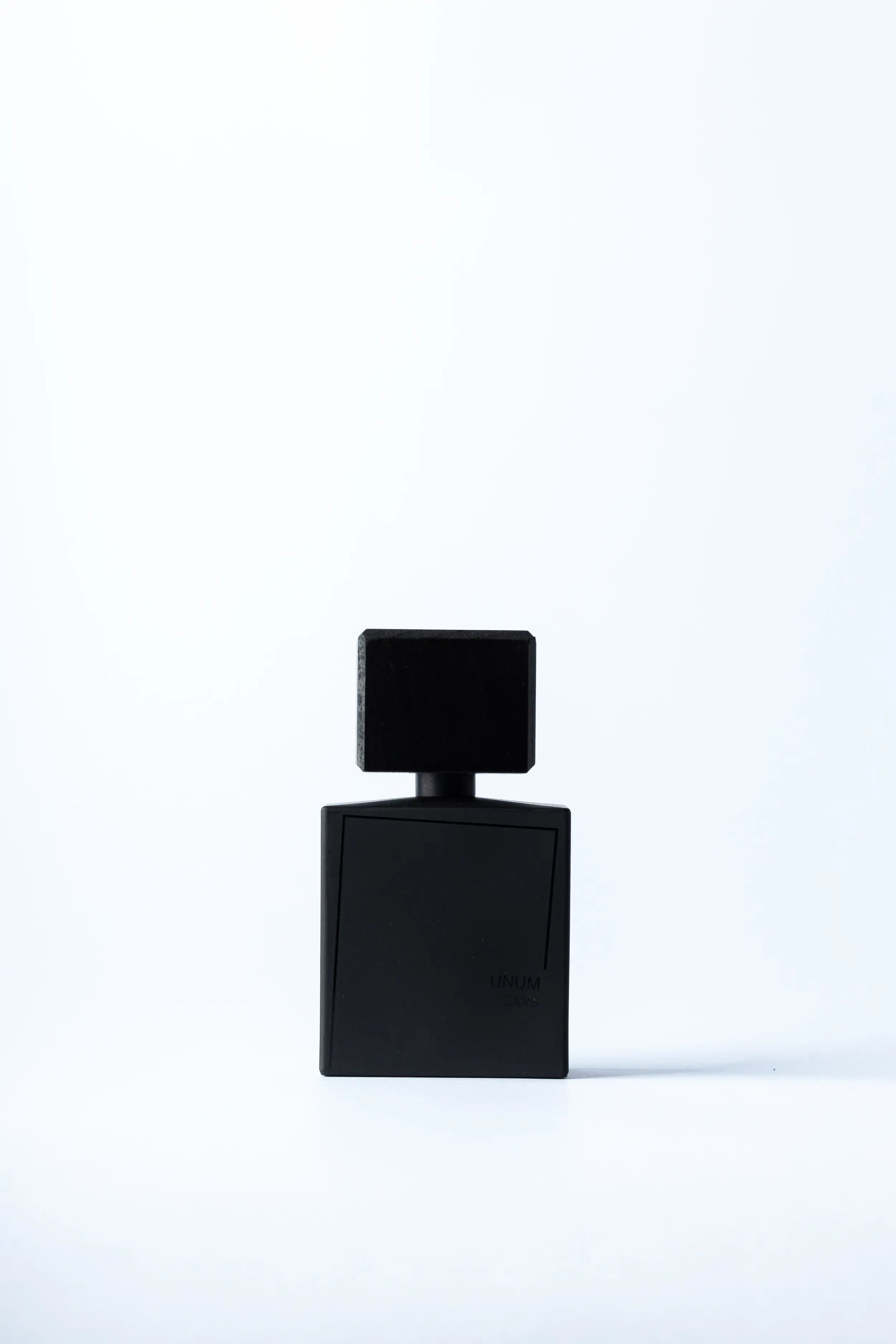 Vista frontale di LAVS Filippo Sorcinelli, l'estratto di profumo incenso liturgico che eleva lo spirito. L'Atelier dei Profumi Teramo Rivenditore Autorizzato.
