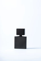 Particolare artistico di LAVS Sorcinelli. Un segno di stile che lascia il segno attraverso note mistiche e solenni. Disponibile su L'Atelier dei Profumi