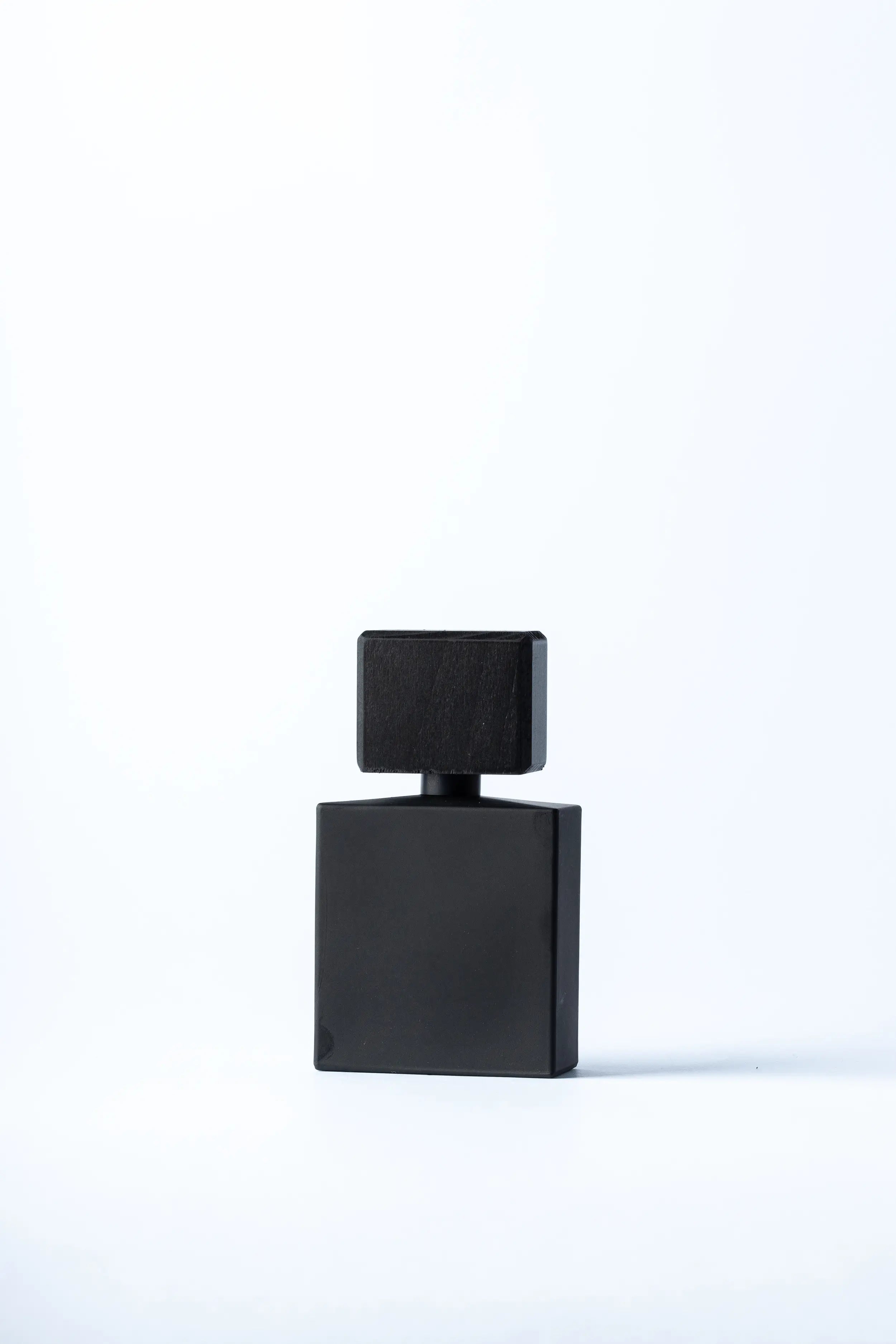 Particolare artistico di LAVS Sorcinelli. Un segno di stile che lascia il segno attraverso note mistiche e solenni. Disponibile su L'Atelier dei Profumi