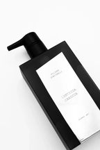 Dettaglio ravvicinato del packaging con estratto di aloe vera dello shower gel Lentezza Carezza | L'Atelier dei Profumi