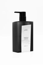 Inquadratura laterale del flacone Lentezza Carezza Shower Gel di Filippo Sorcinelli | L'Atelier dei Profumi