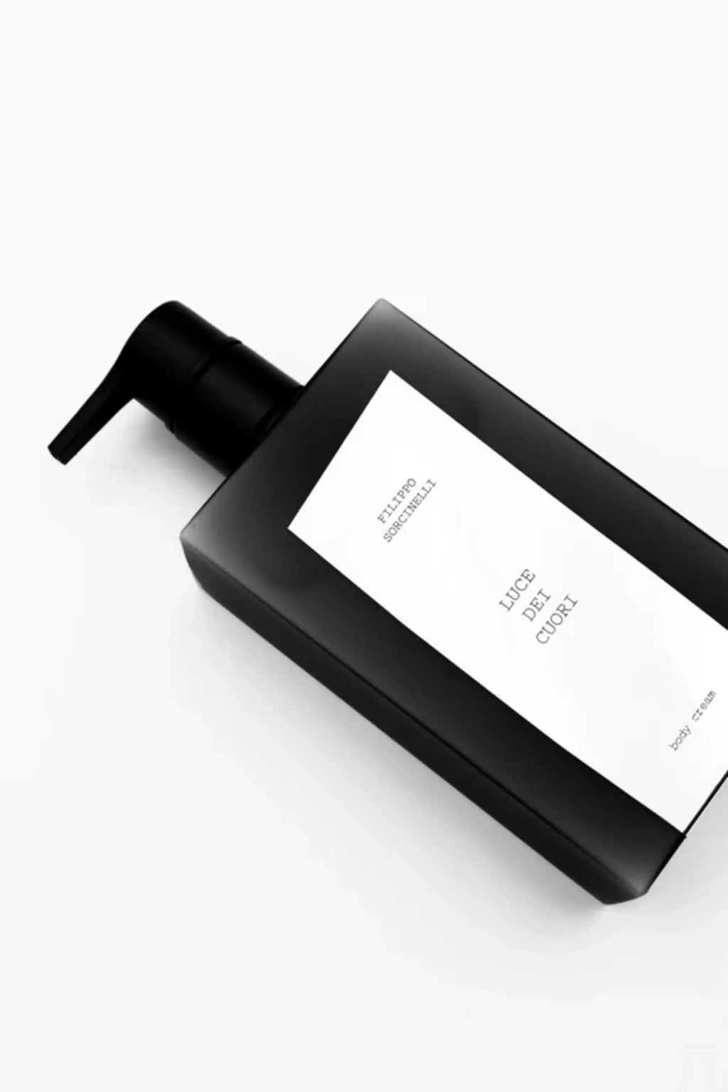 Inquadratura ravvicinata della texture ricca e idratante della crema corpo Luce dei Cuori | L'Atelier dei Profumi"