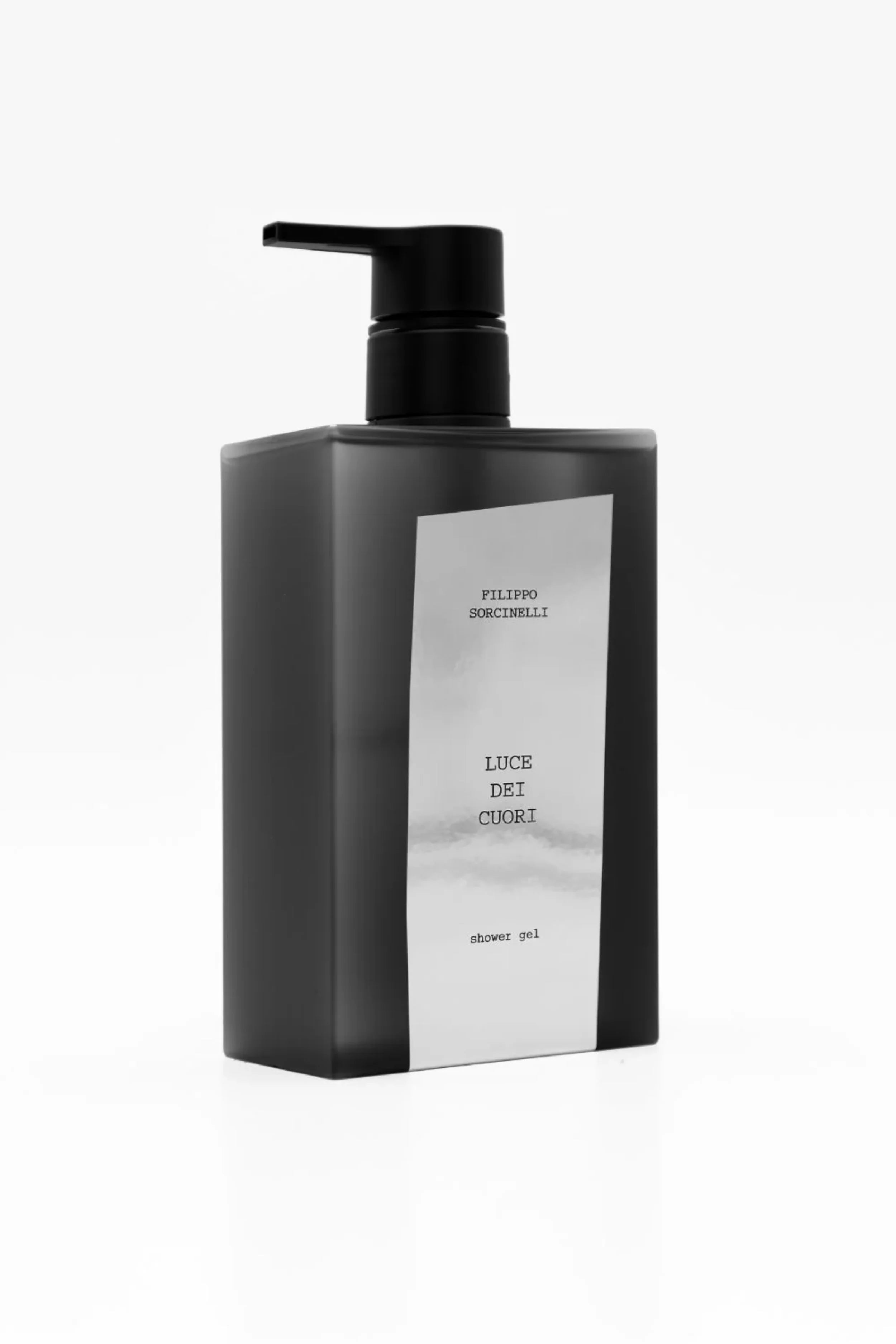 Inquadratura laterale del flacone Luce dei Cuori Shower Gel di Filippo Sorcinelli | L'Atelier dei Profumi