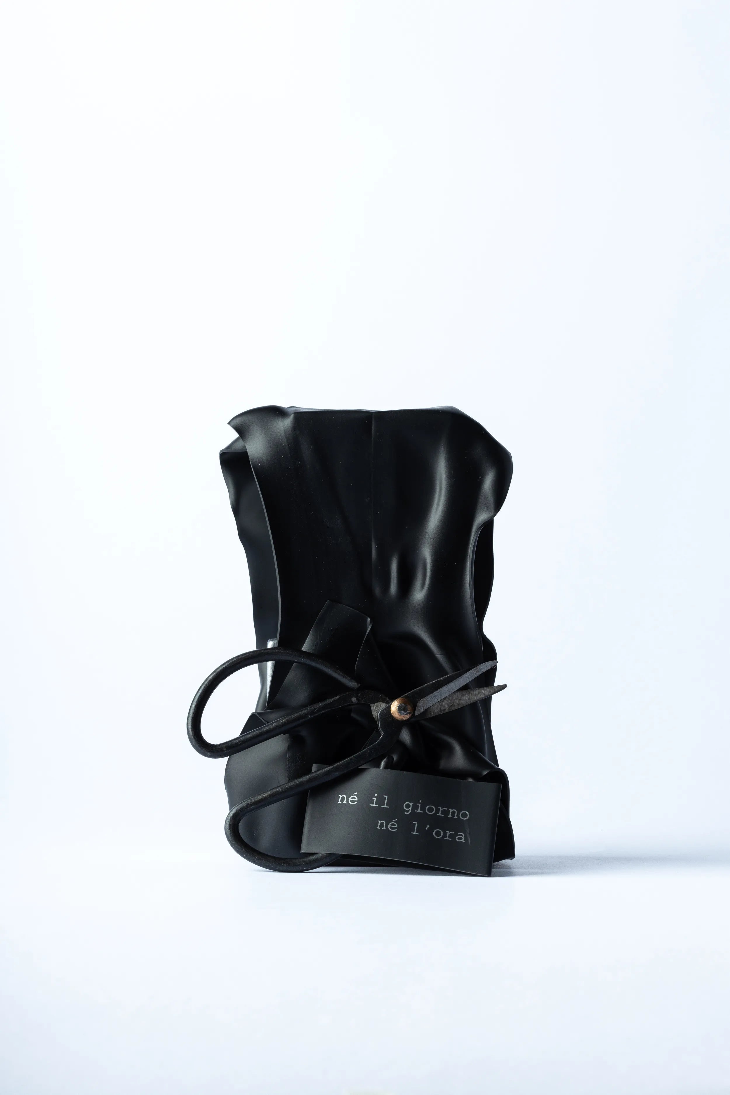 Prospettiva laterale del profumo Nè il Giorno Nè l'Ora. Il dettaglio del tappo artistico e la matericità del flacone evocano il concetto di amor fati e introspezione profonda. Disponibile con spedizione veloce e campioncini inclusi.