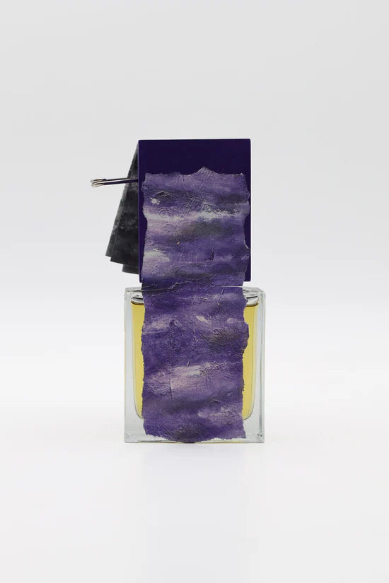 Prospettiva angolata di Oceano Viola. Una visione liquida che sa di pulito e interpreta la nicchia contemporanea. Spedizione veloce e campioncini.