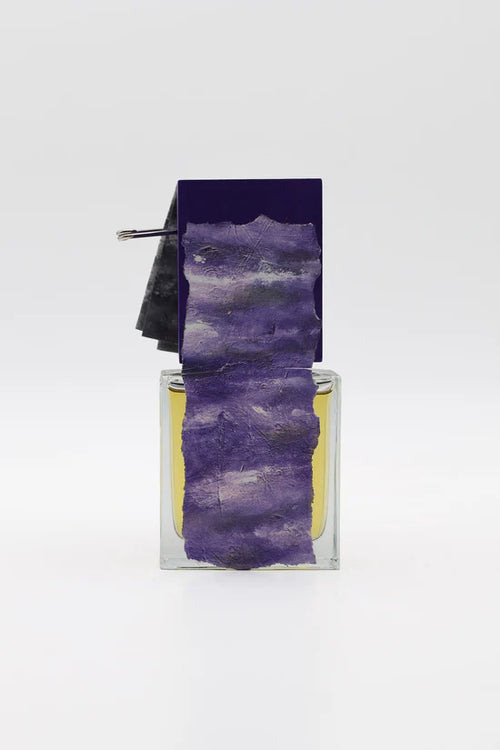 Prospettiva angolata di Oceano Viola. Una visione liquida che sa di pulito e interpreta la nicchia contemporanea. Spedizione veloce e campioncini.