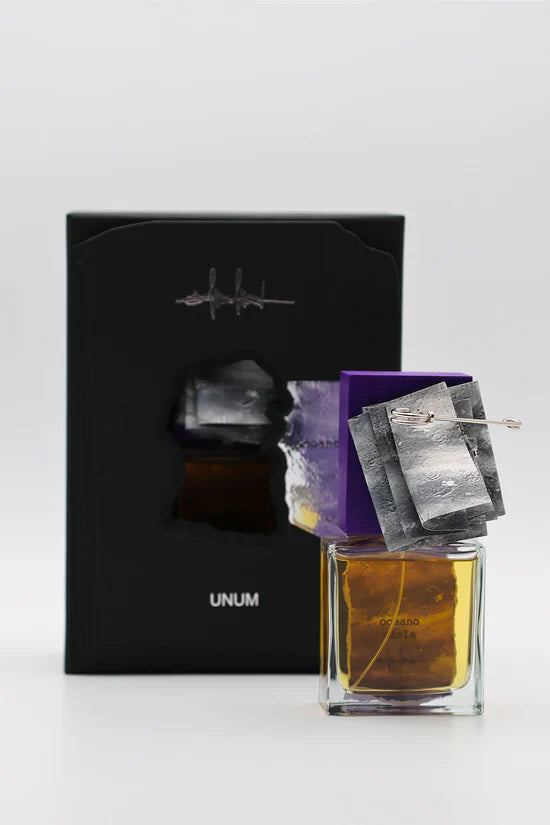 Particolare del brand sul flacone Oceano Viola. Un'officina creativa che trasforma la pittura in carne e vibrazione. Disponibile su L'Atelier dei Profumi.