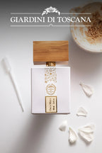 Foto ambientata frontale del flacone di profumo Oro e Miele di Giardini di Toscana Eau de Parfum | L'Atelier Dei Profumi