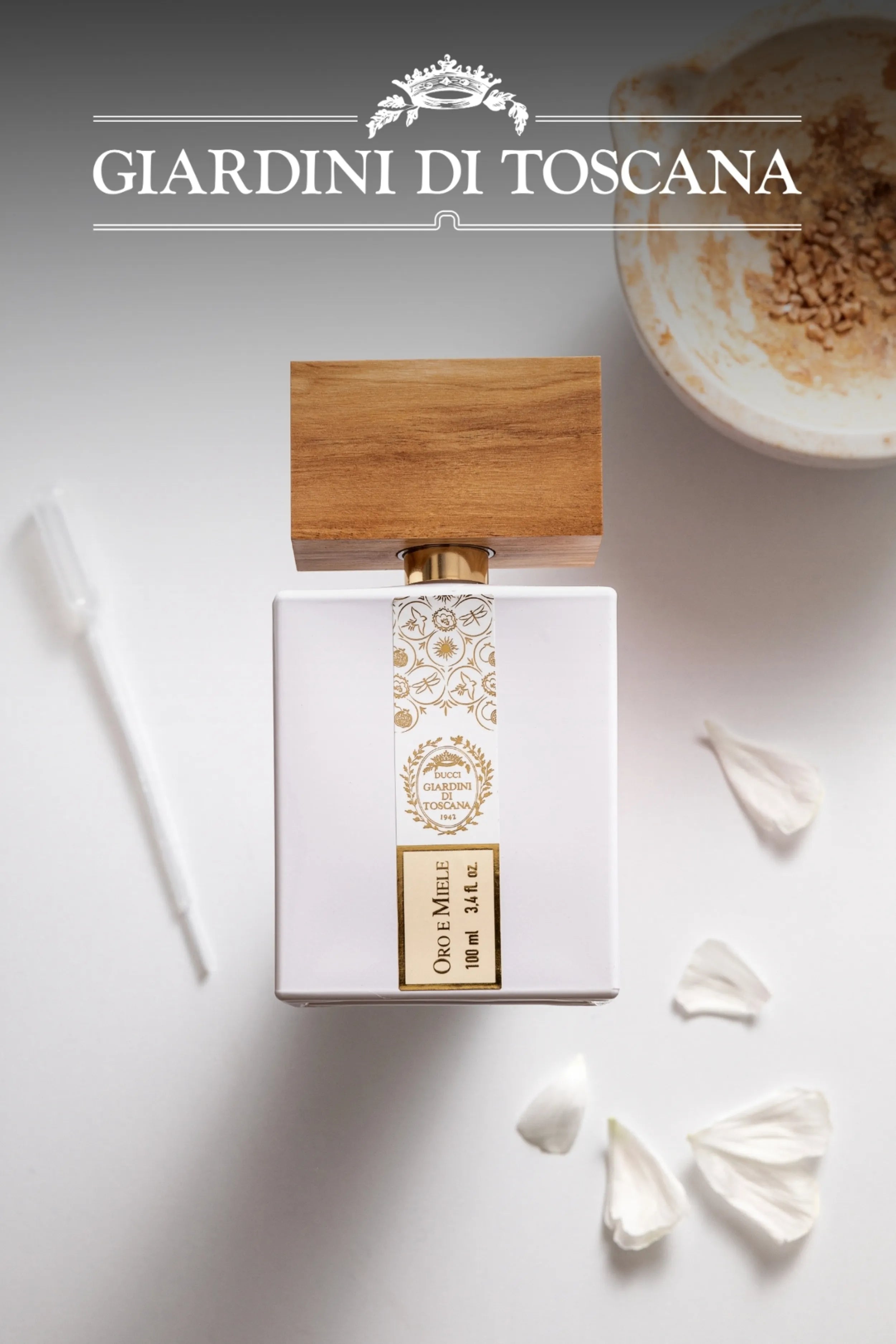 Foto ambientata frontale del flacone di profumo Oro e Miele di Giardini di Toscana Eau de Parfum | L'Atelier Dei Profumi