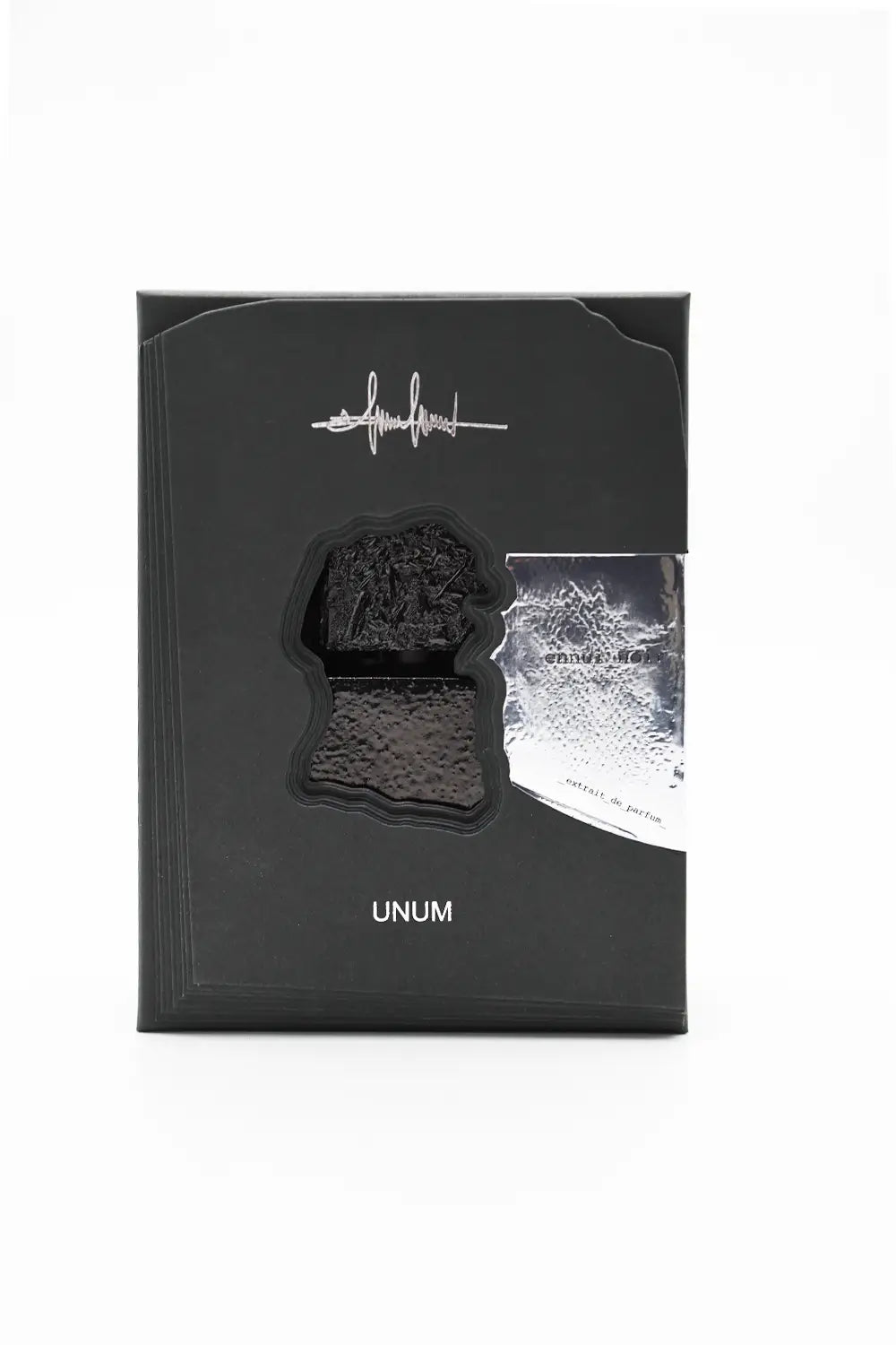 Packaging originale di Ennui Noir Filippo Sorcinelli. Un'esperienza sensoriale profonda acquistabile su L'Atelier dei Profumi.