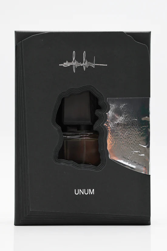 Packaging originale di Rosa Nigra Filippo Sorcinelli. Un'esperienza sensoriale pura acquistabile online con spedizione rapida.