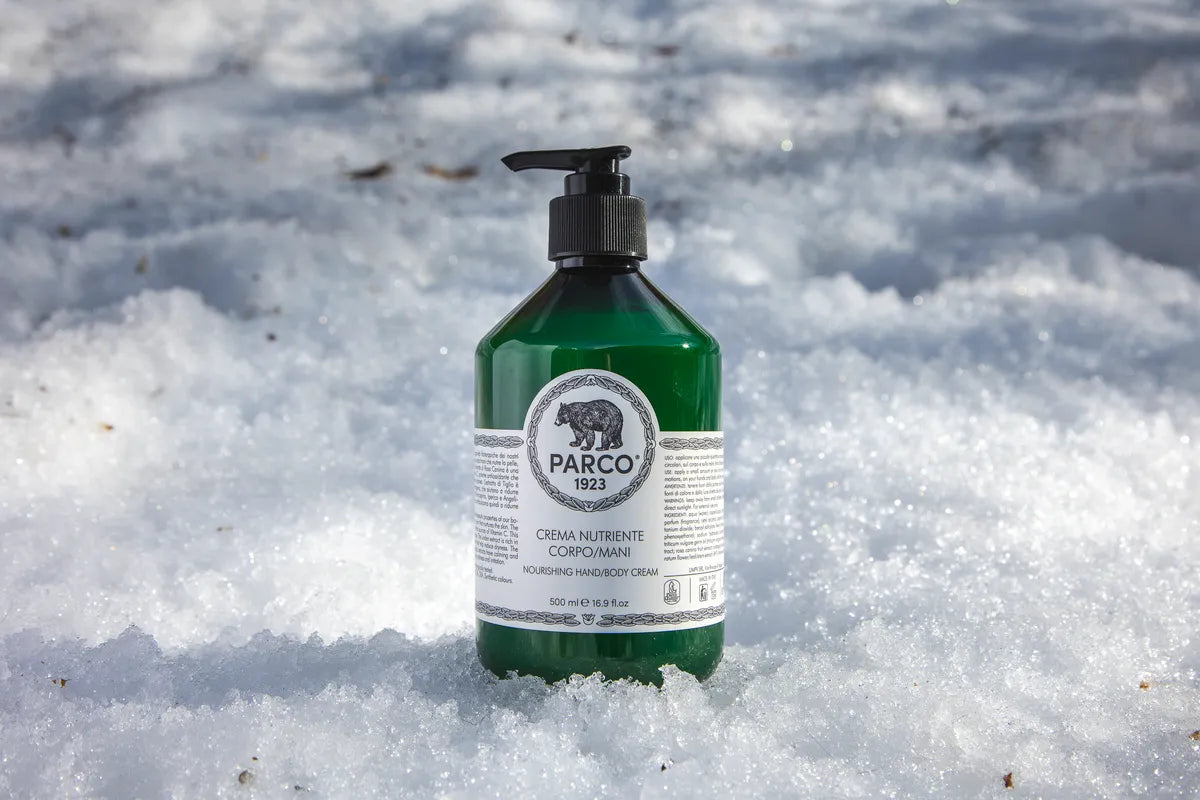 Protezione contro il gelo. ❄️ Una barriera naturale che nutre in profondità, ideale quando il freddo si fa sentire. La Crema Nutriente PARCO 1923 protegge mani e corpo con la forza botanica della montagna. acquista in boutique a Teramo o online.