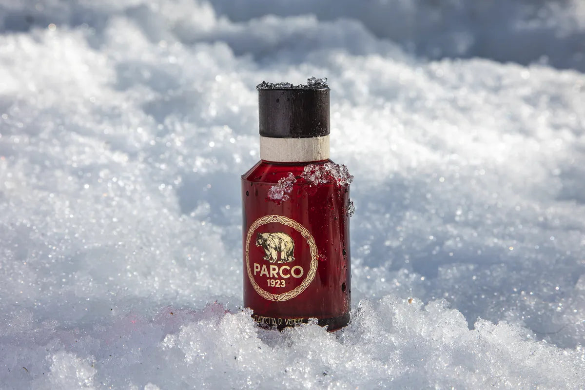 Foto artistica del profumo Scarpetta di Venere immerso nel ghiaccio - Rivenditore Autorizzato - L'Atelier dei Profumi.