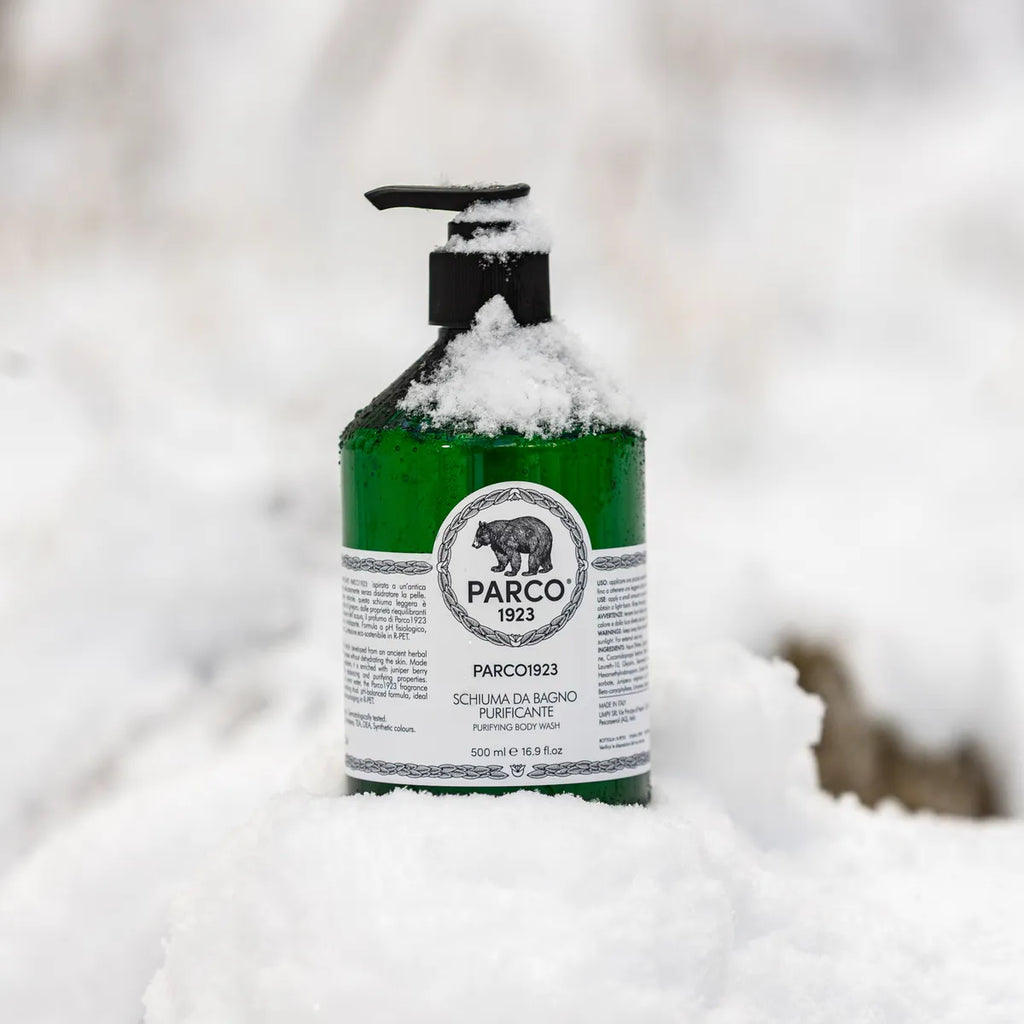 urezza d'Abruzzo sotto la neve. 🏔️ Lasciati avvolgere dalle note botaniche di PARCO 1923 anche nelle giornate più fredde. Una schiuma soffice come neve fresca che deterge con estrema delicatezza, riportando la tua mente nei boschi del Parco Nazionale. acquista in boutique a Teramo o online.