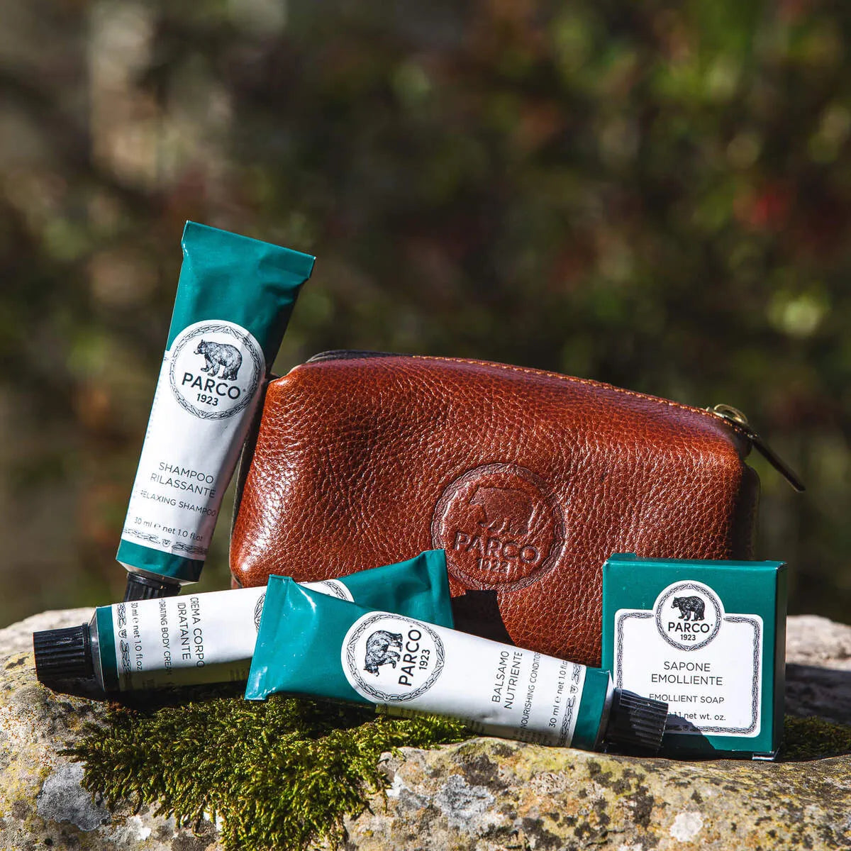 Travel Kit Parco 1923 ambientato tra i muschi del Parco Nazionale - Rivenditore Autorizzato - Spedizione gratuita e campioncini.
