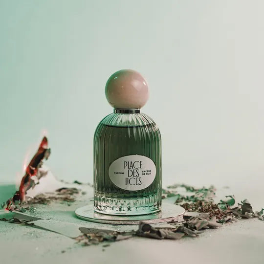 Atmosfera notturna per Encens De Nuit di Place Des Lices - Un Extrait de Parfum magnetico - Rivenditore Autorizzato L'Atelier dei Profumi