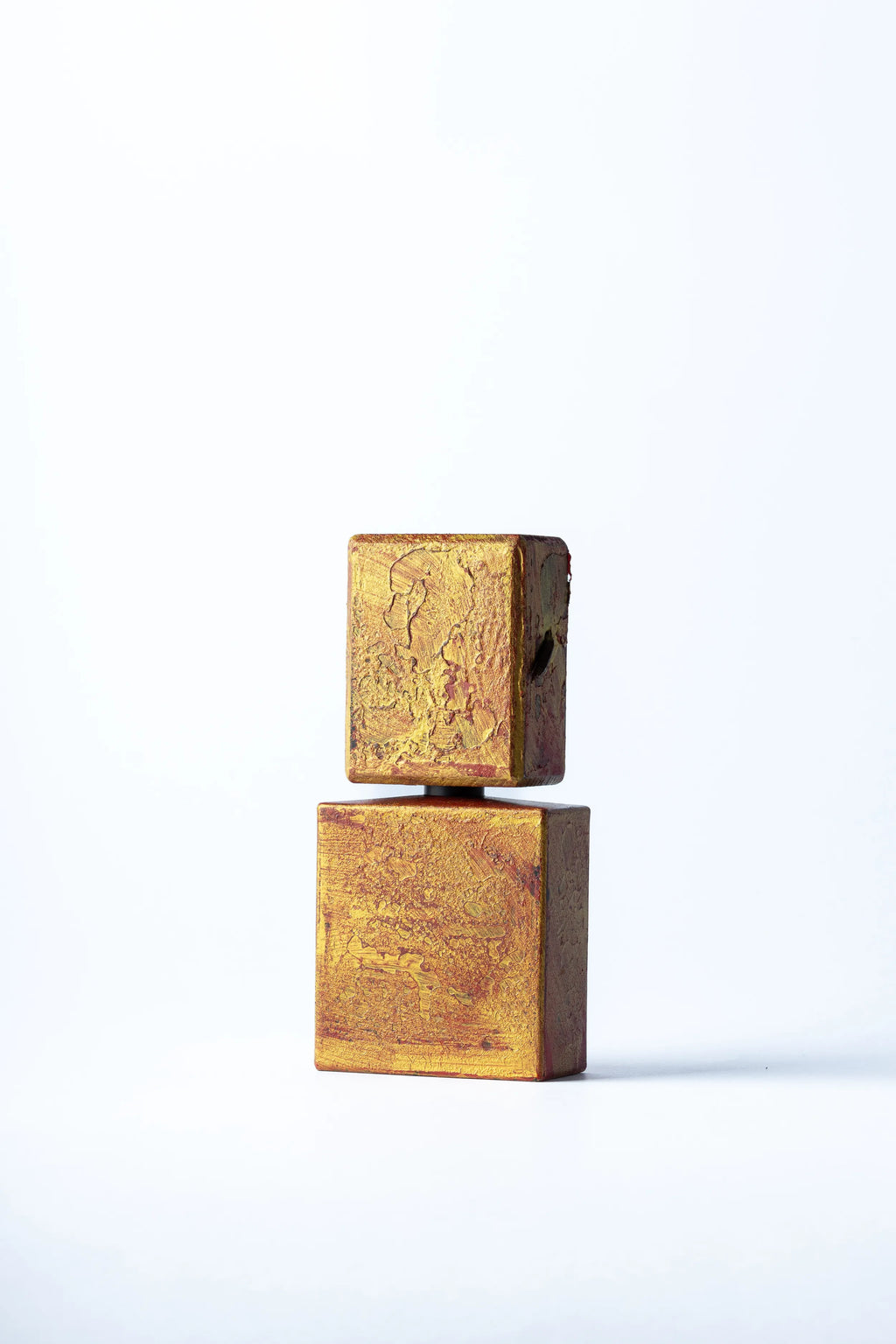 Prospettiva laterale di Reliqvia Filippo Sorcinelli. La boccetta riflette l'oro solenne della memoria, ideale per chi cerca una scia persistente e campioncini omaggio.