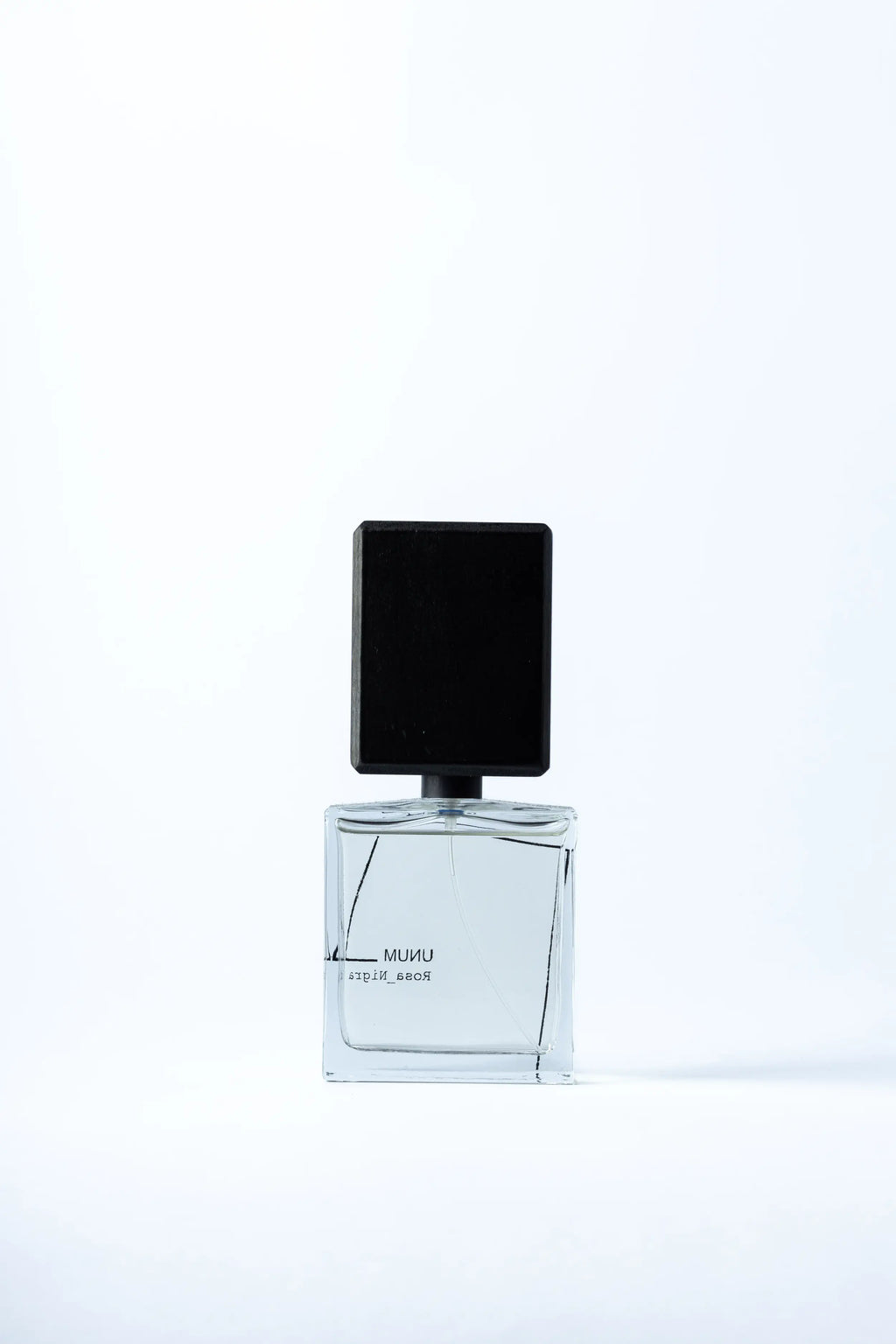 Vista frontale di Rosa Nigra Filippo Sorcinelli, l'estratto di profumo che rivela l'essenza. L'Atelier dei Profumi Teramo Rivenditore Autorizzato.