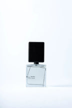Vista frontale di Rosa Nigra Filippo Sorcinelli, l'estratto di profumo che rivela l'essenza. L'Atelier dei Profumi Teramo Rivenditore Autorizzato.