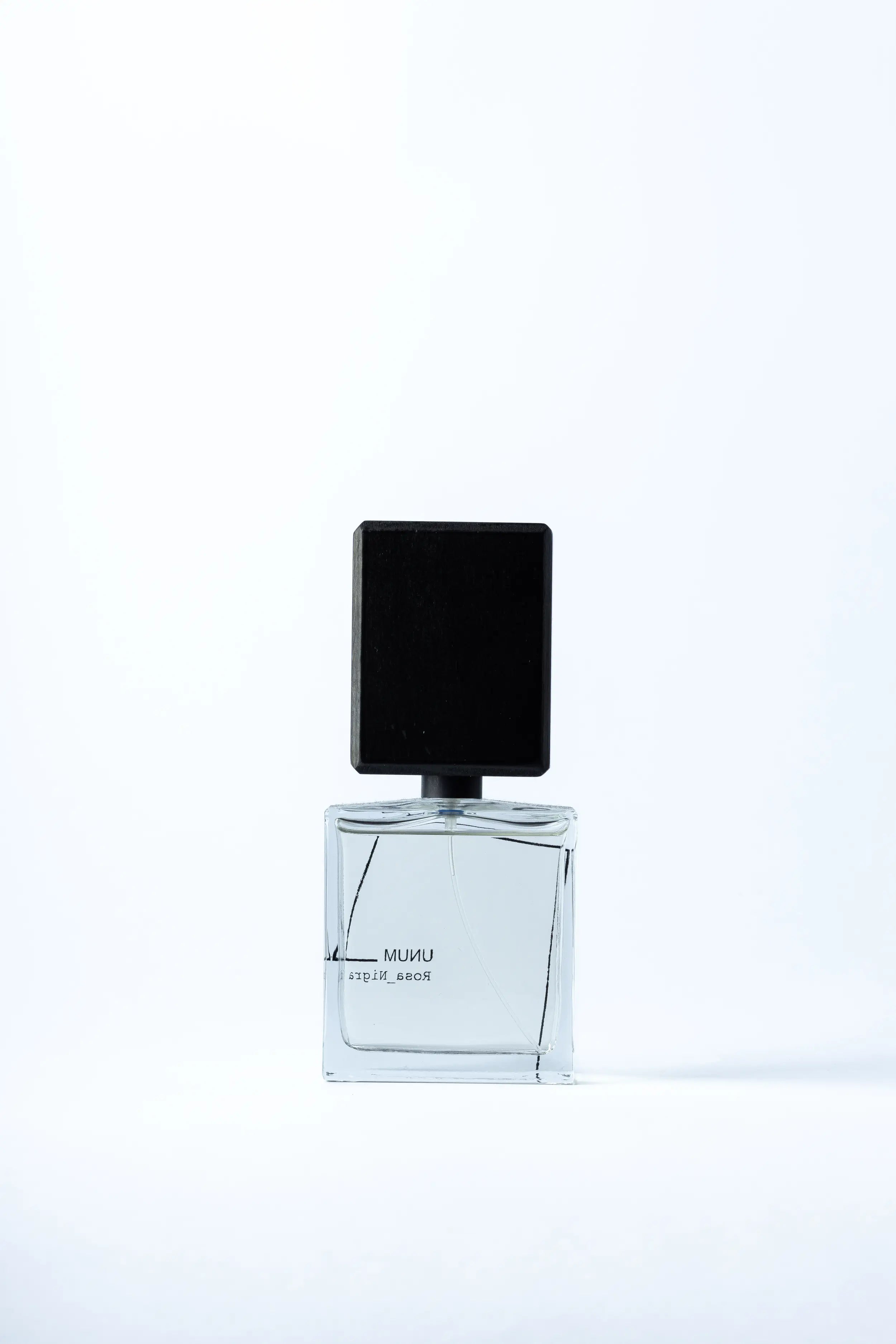 Vista frontale di Rosa Nigra Filippo Sorcinelli, l'estratto di profumo che rivela l'essenza. L'Atelier dei Profumi Teramo Rivenditore Autorizzato.