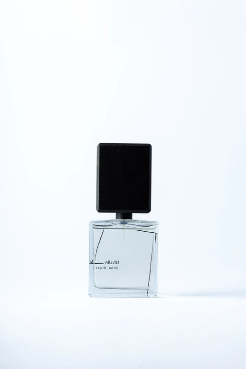 Vista frontale di Rosa Nigra Filippo Sorcinelli, l'estratto di profumo che rivela l'essenza. L'Atelier dei Profumi Teramo Rivenditore Autorizzato.