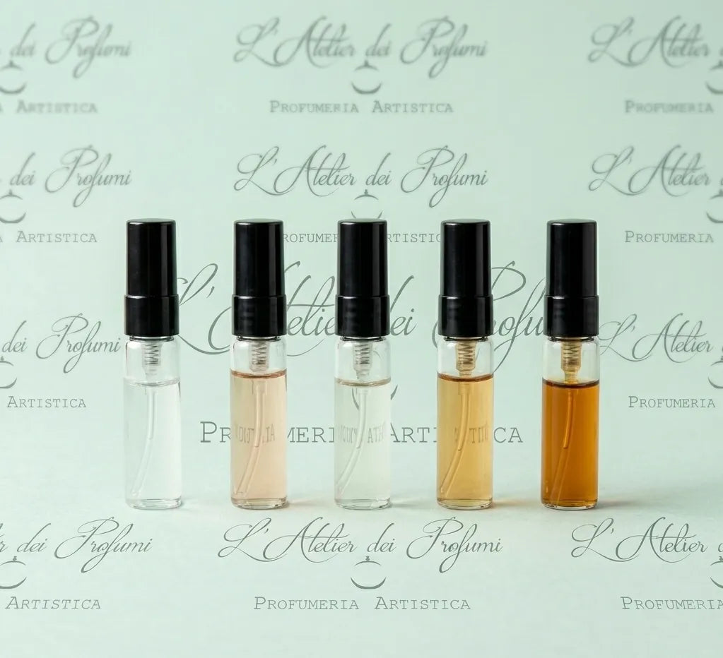 Una selezione di 5 fragranze che disegna il percorso olfattivo. Kit da 2 ml disponibile presso L'Atelier dei Profumi in Abruzzo.