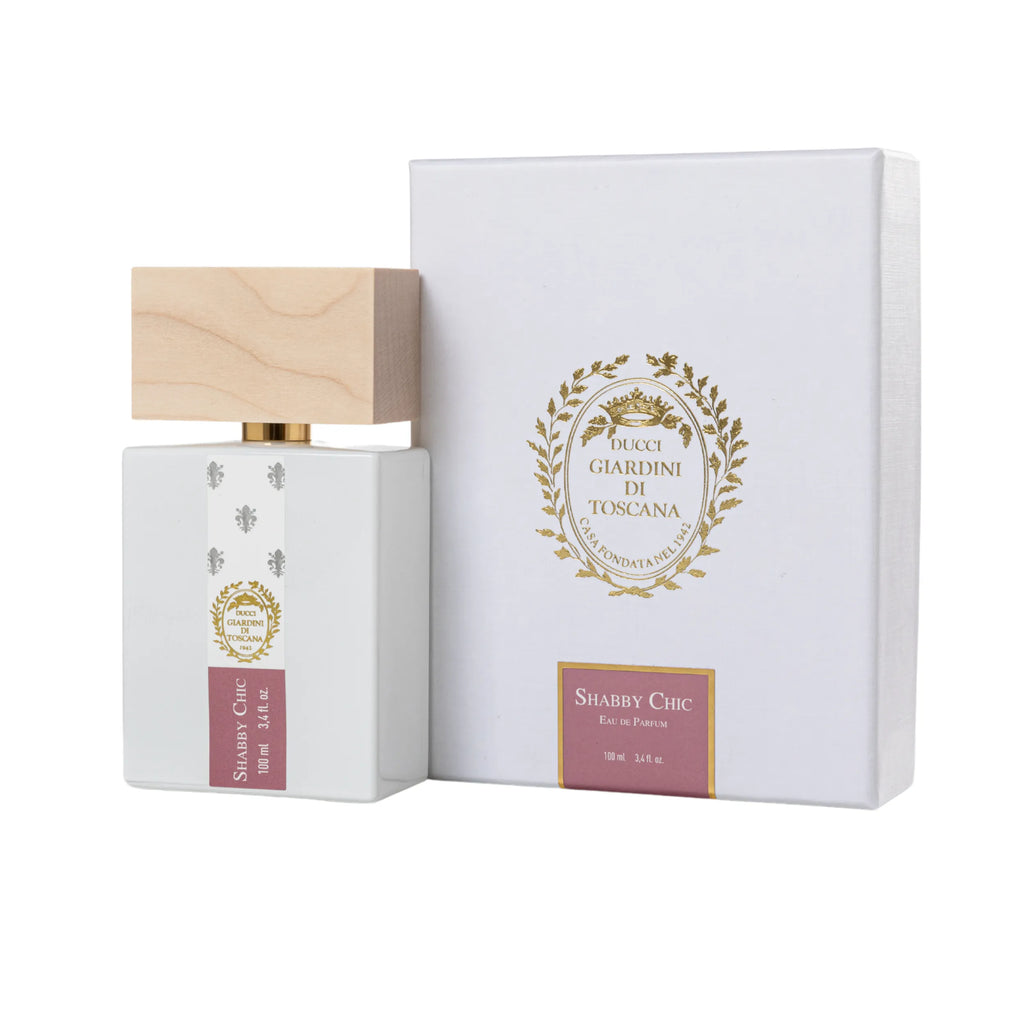 Il flacone di Shabby Chic Giardini di Toscana Eau de Parfum posizionato accanto alla sua scatola / confezione ufficiale da esposizione. | L'Atelier Dei Profumi