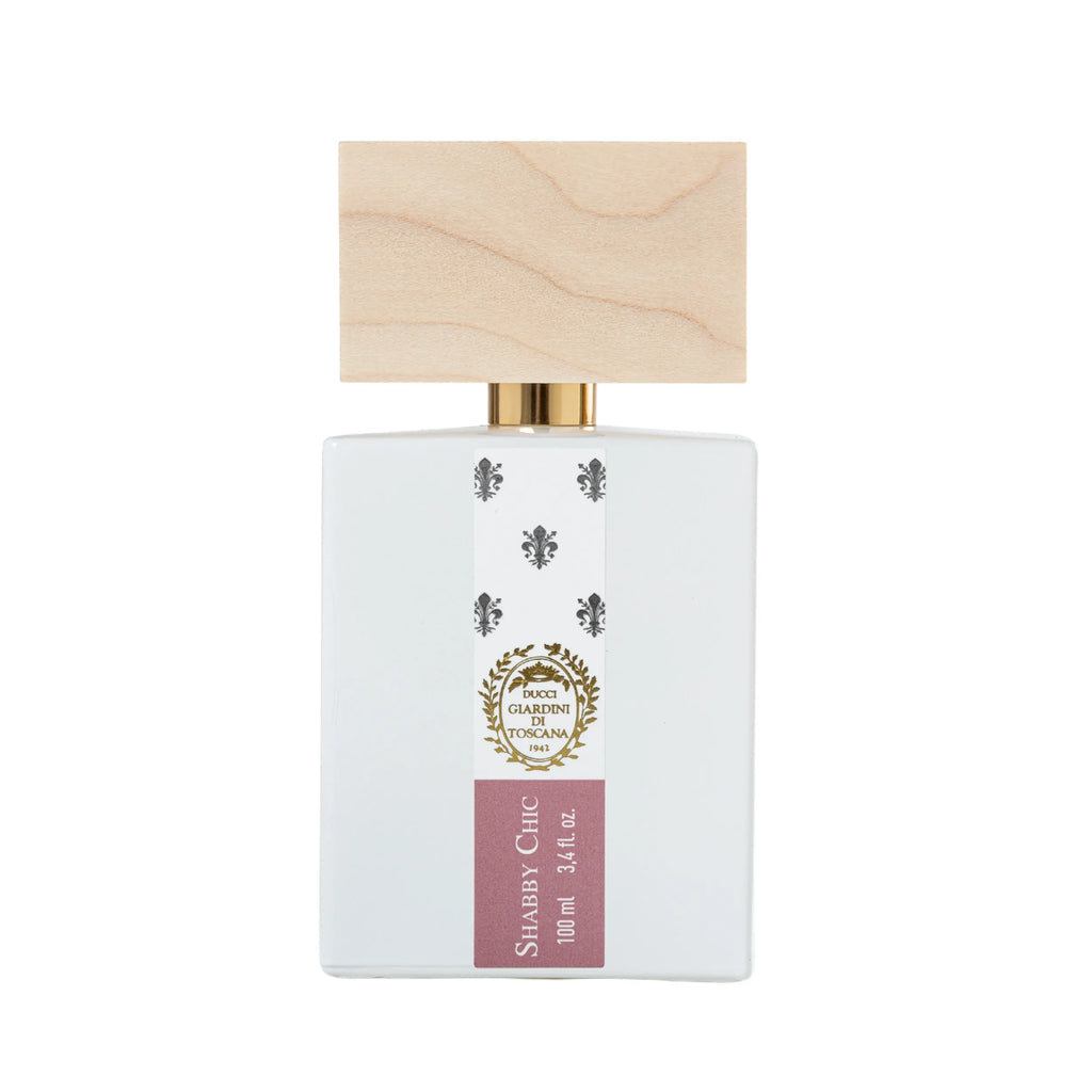 Dettaglio del profumo di nicchia Shabby Chic di Giardini di Toscana con flacone e scatola di packaging elegante, vista da un'altra angolazione. | L'Atelier Dei Profumi