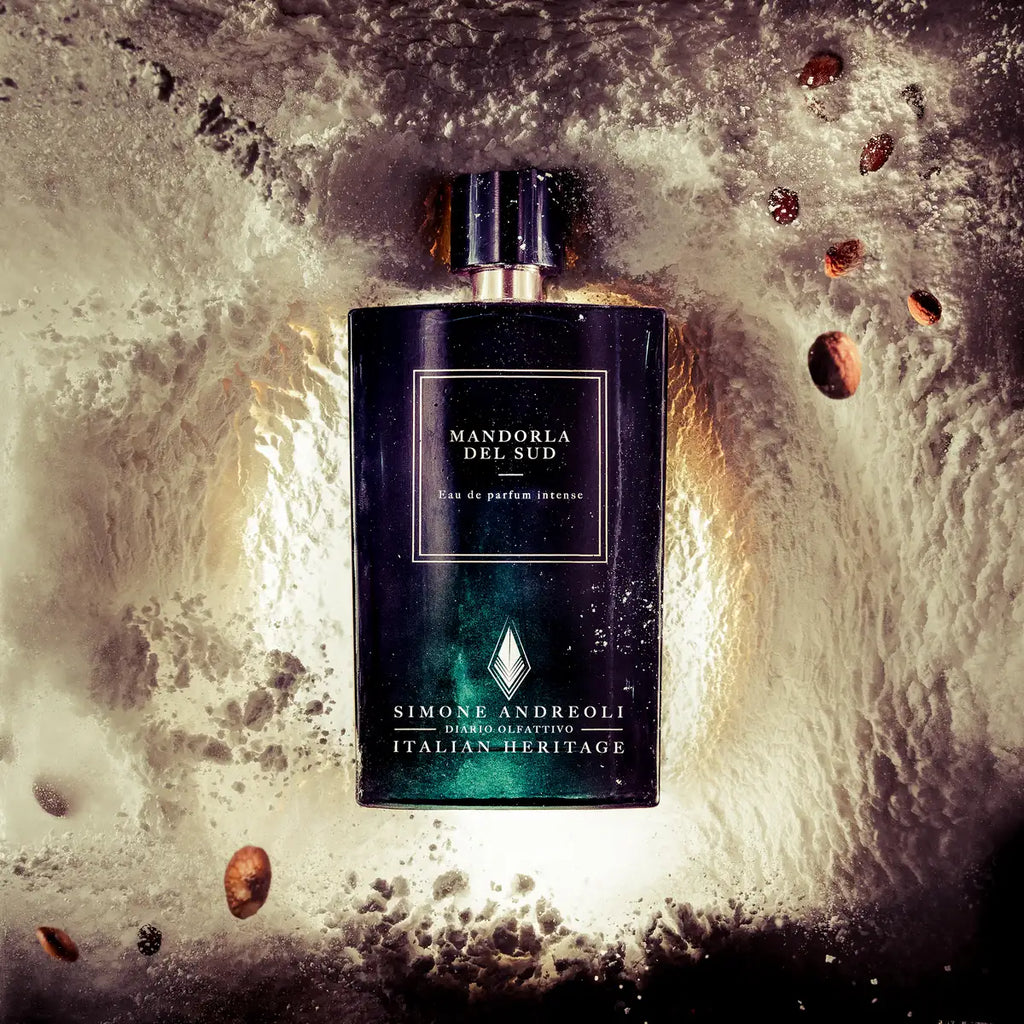 Dettaglio artistico Mandorla del Sud di Simone Andreoli: fragranza calda e ambrata - L'Atelier dei Profumi