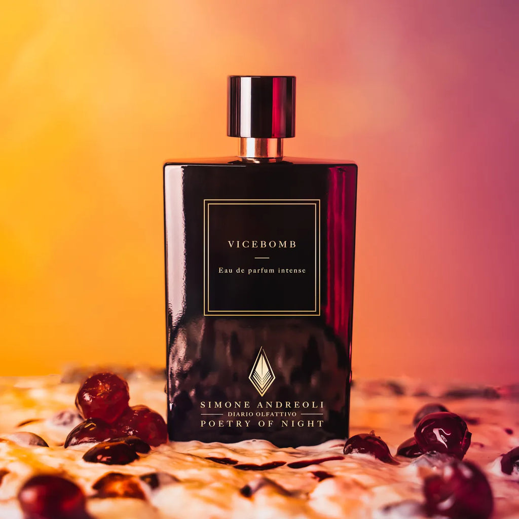 Dettaglio artistico Vicebomb di Simone Andreoli: un'esplosione di note fruttate e vellutate - L'Atelier dei Profumi