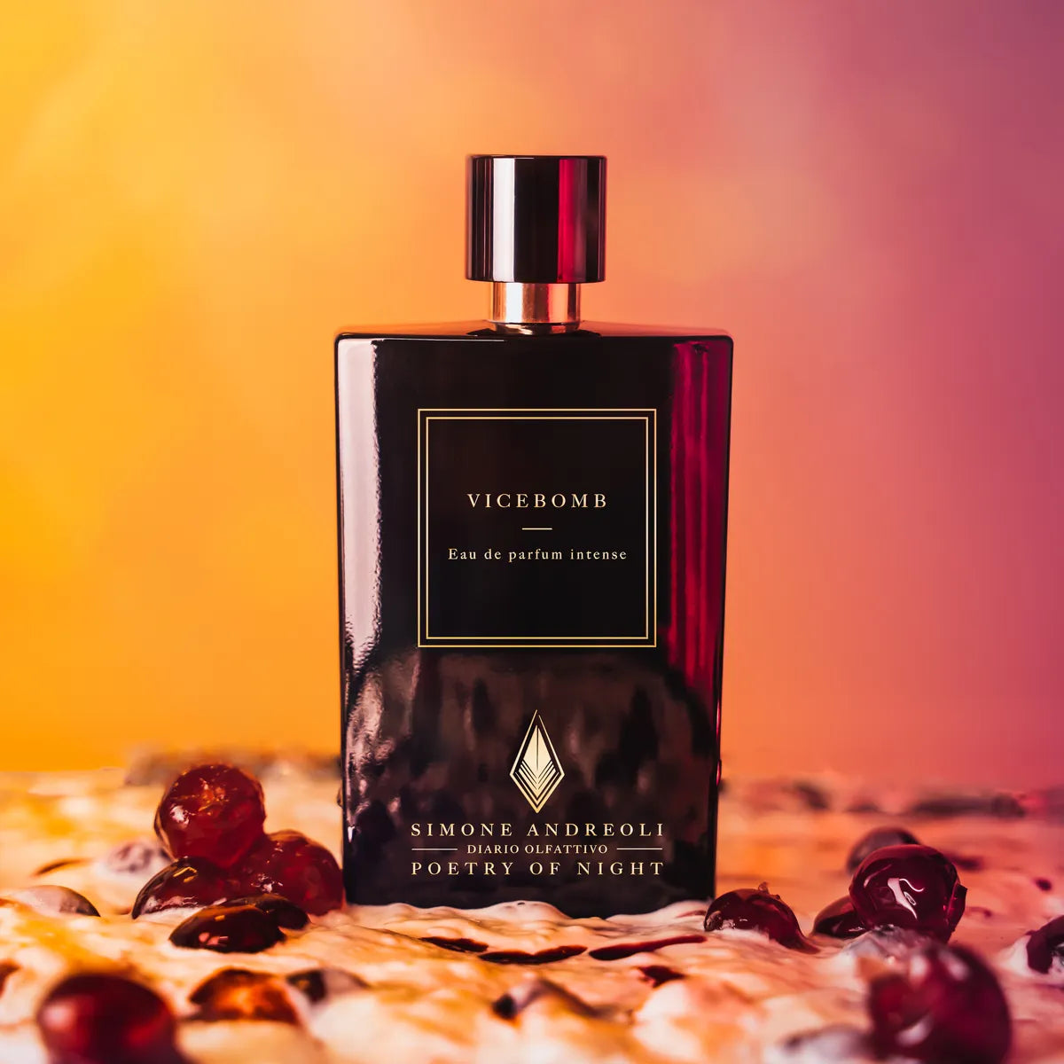 Dettaglio artistico Vicebomb di Simone Andreoli: un'esplosione di note fruttate e vellutate - L'Atelier dei Profumi